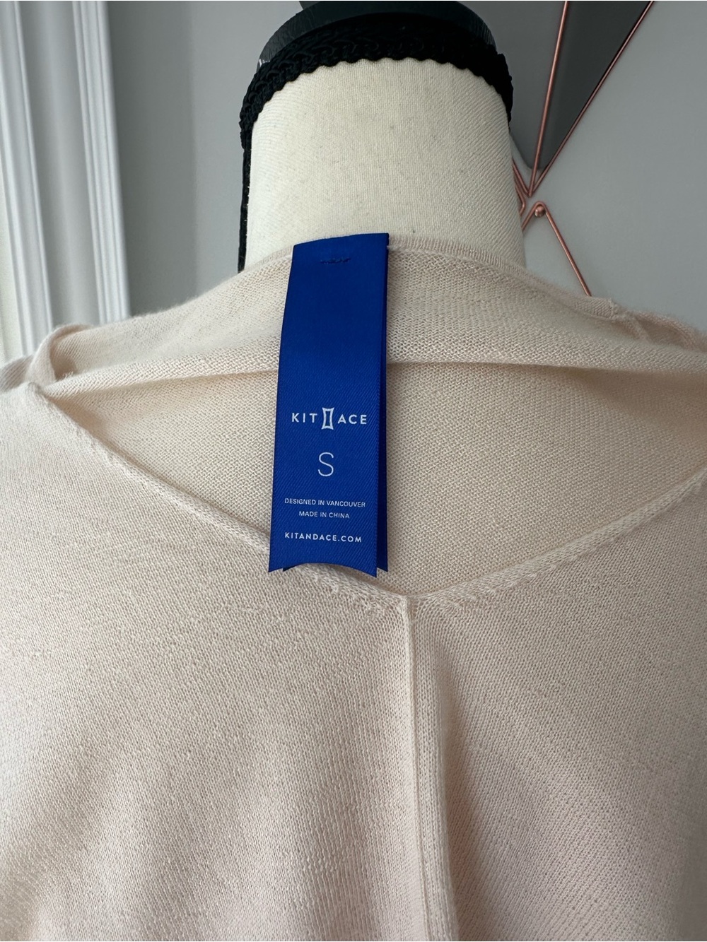 KIT & ACE 100% Merino Wool V-Neck Lightweight Sweater Beige Semi Sheer Sz Small - Picture 7 of 10